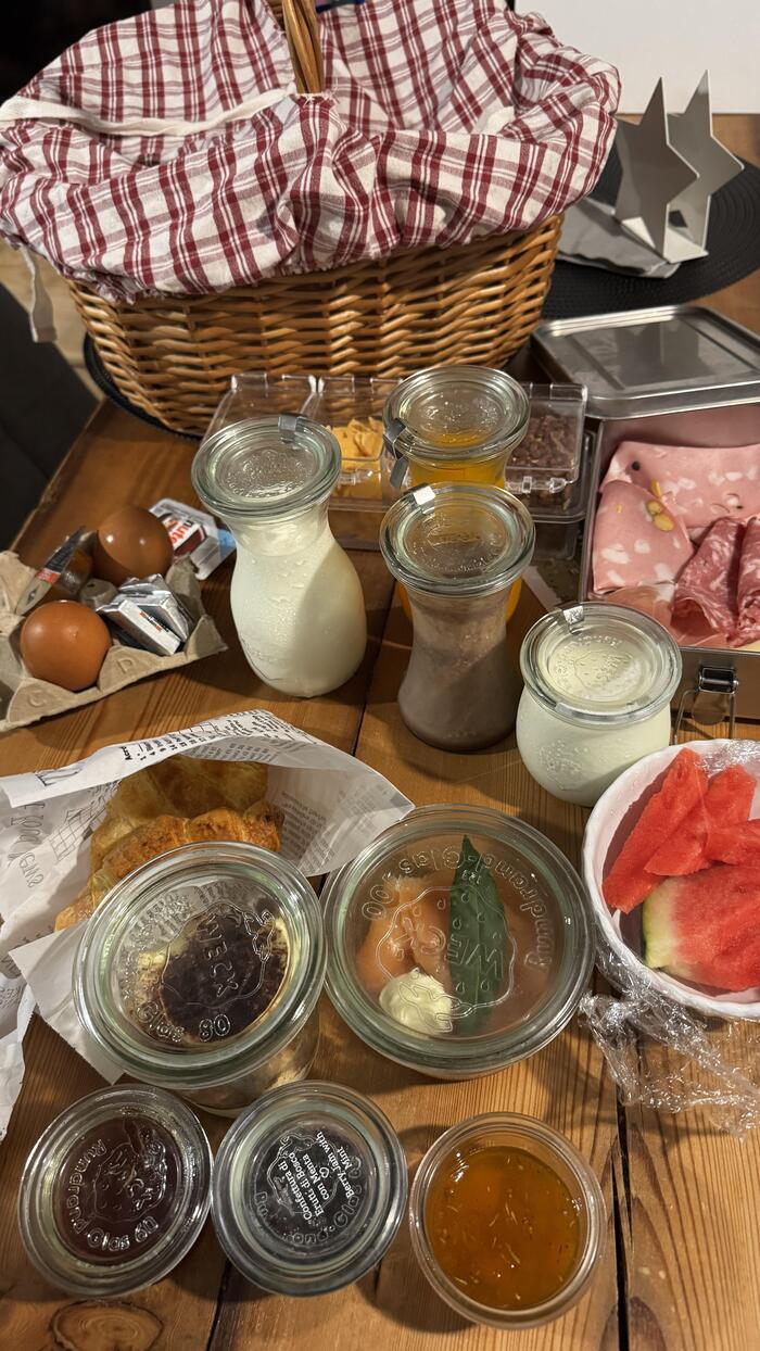 パンやハム、フルーツ、スイーツ、ジャムなど、充実内容の朝ごはんがバスケットに入って運ばれて来て、朝からピクニックもできちゃいます