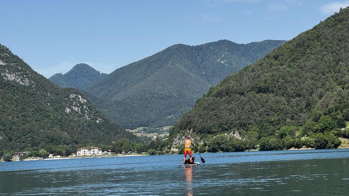 ＜透明度バツグンで湖を見ながらの散策も気持ちがいいです＞