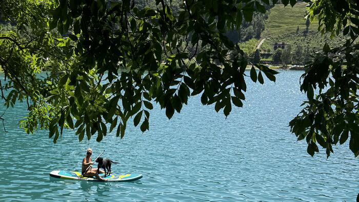 ＜透明度バツグンで湖を見ながらの散策も気持ちがいいです＞