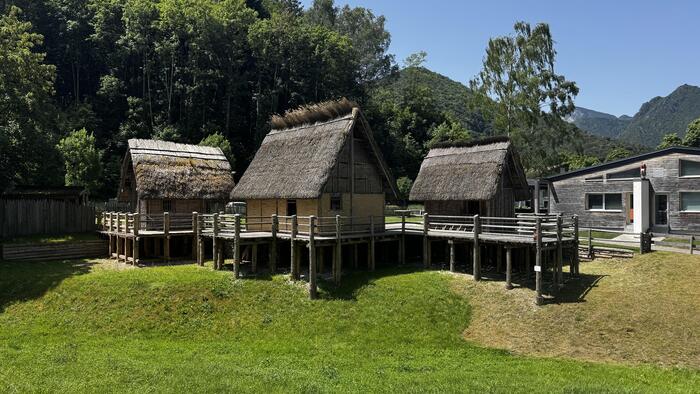 ＜先史時代の杭上住居跡もありました＞