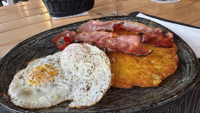 スペックとロスティ風ポテト。まるで朝ごはんのようですが、晩ごはんのセコンドとしていただきました