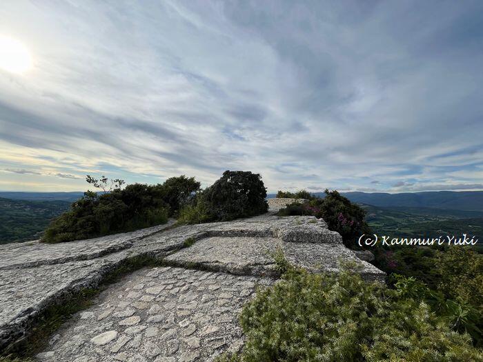 岩の上、最も高い部分
