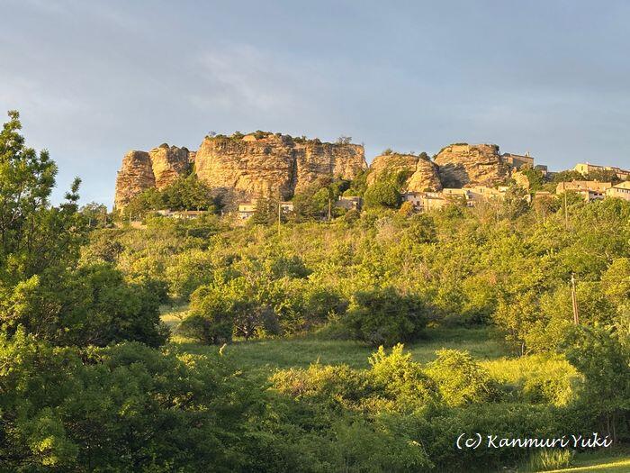 夕陽に輝くセーニョンの岩と村