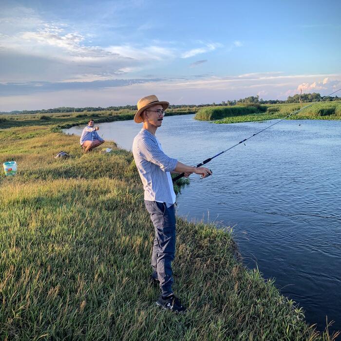 パラグアイでのんびりとピラニア釣りを楽しむ著者