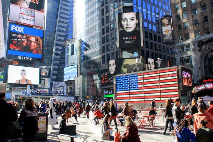 ニューヨーク・タイムズスクエアの喧騒