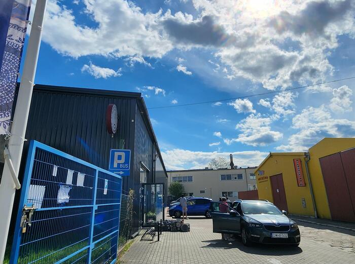 工場は郊外にある