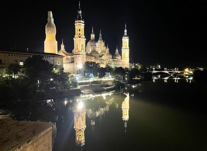 エブロ川に映る姿も美しいピラール・バジリカ教会堂