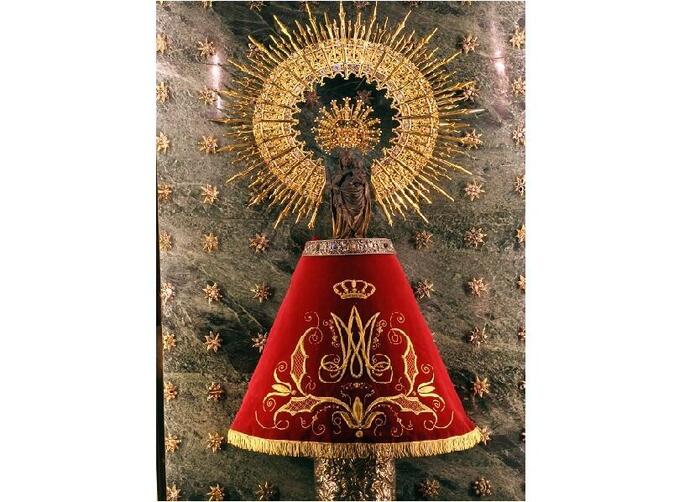 わずか36㎝のピラールの聖母木像