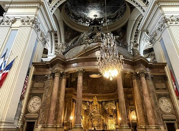 人が絶えない聖母ピラール像のある礼拝堂