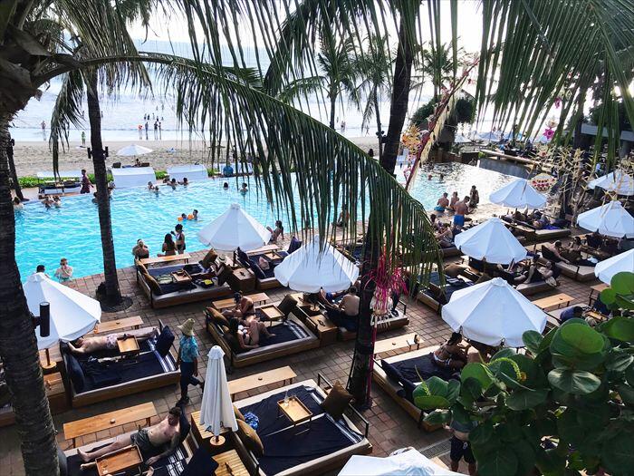 ビーチクラブ「Potato Head Beach Club」の様子