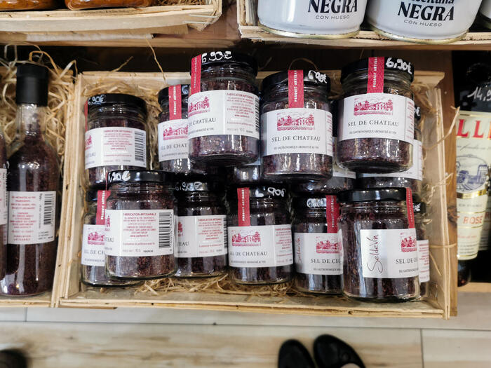 Le Sel de Châteauは赤ワインで風味付けをした塩