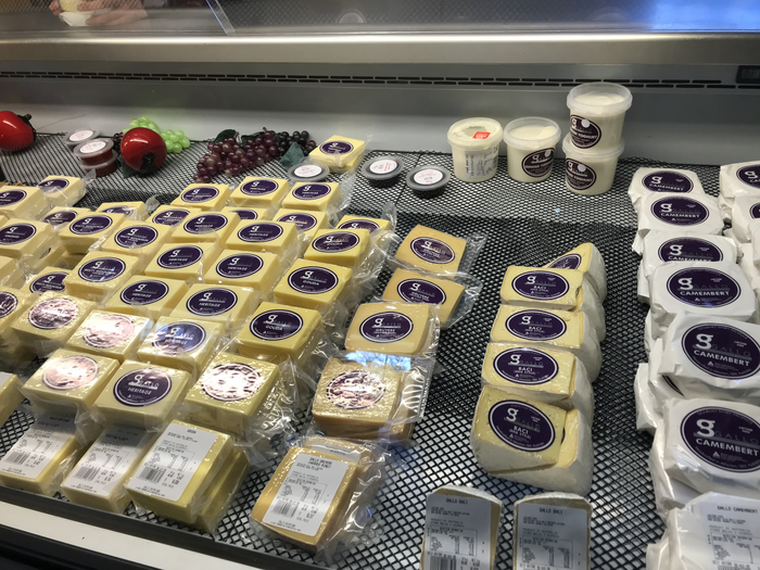 目を引くのがずらりと並ぶチーズのショーケース