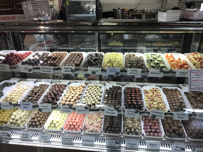 ショーケースには、美しく飾られたトリュフ、プラリネ、キャラメルチョコなどがずらーり