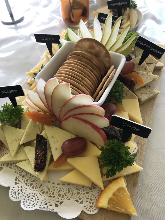 、数種類のチーズに加え、クラッカーやドライフルーツも添えられています