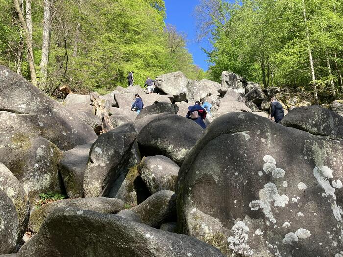 ＜自分の身長よりも高い岩がごろごろあり、みな一人一人自分の岩に向かい合っているかのよう＞