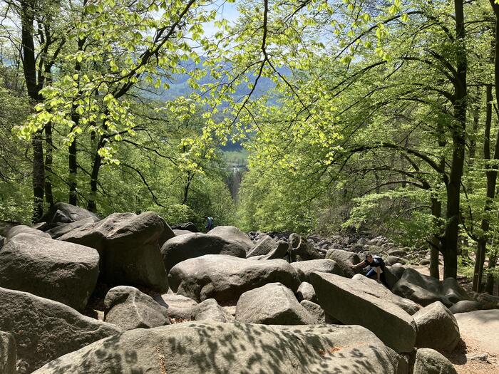 ＜あまりにも大岩すぎて、登ってくる人たちの姿が見えない！＞