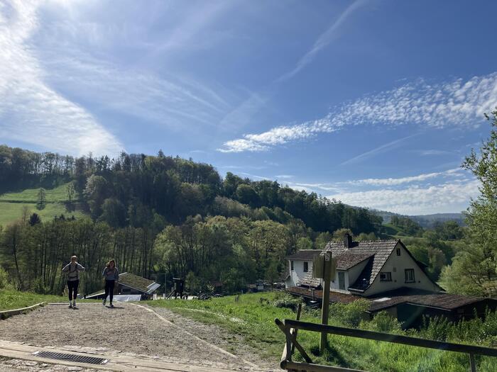 ＜岩場からちょっと外れただけで、こんなお散歩コースが整備されています＞