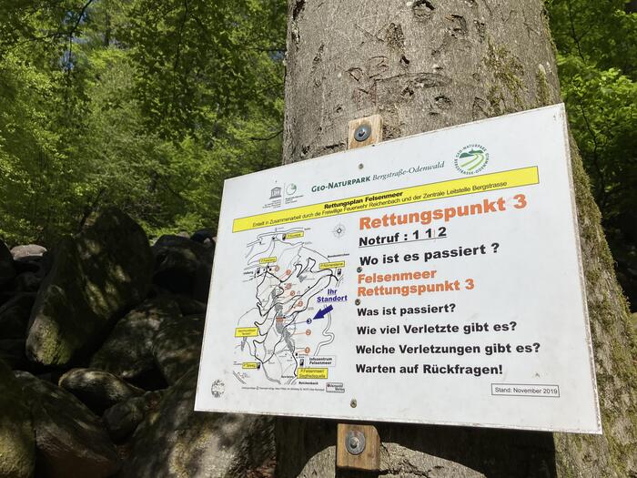＜岩山の至るところに救助ポイントの立て看板があるのが心強い＞