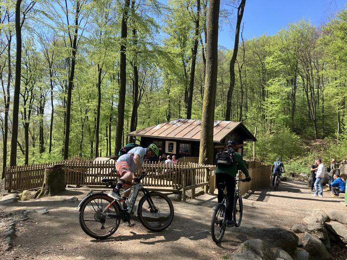 ＜頂上付近には山小屋みたいな素朴な売店があり、憩いの場となっています＞