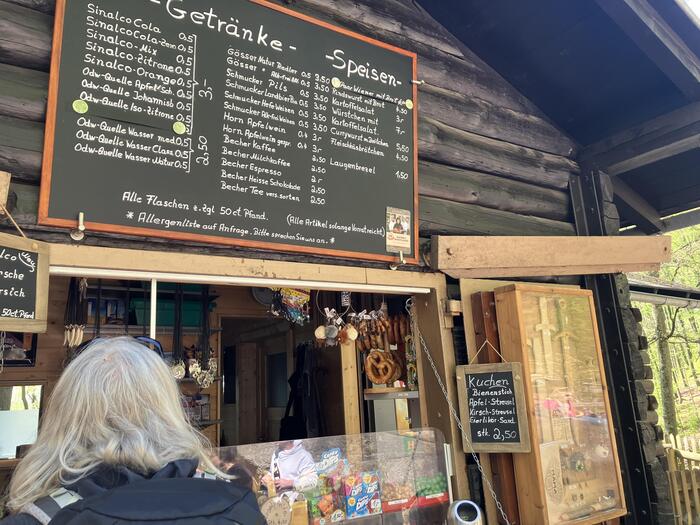 ＜この地域が源泉のミネラルウォーターや、ドイツならではのケーキも販売＞