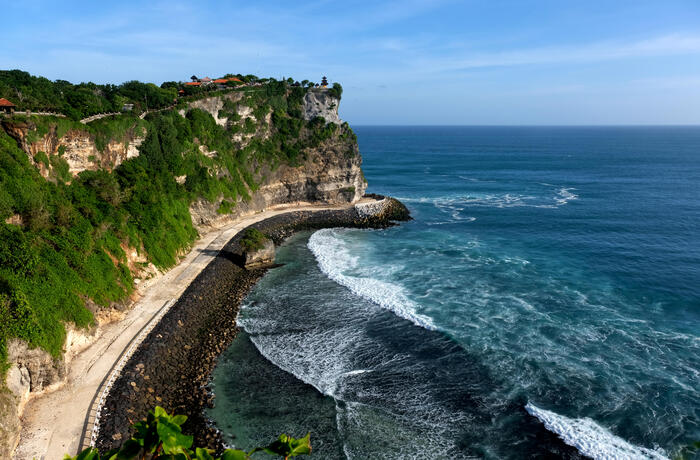 断崖絶壁の寺院の中というロケーション