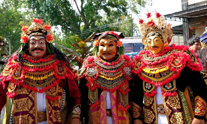 カラフルで、一つ一つ手作りで何代も受け継がれてきたようなマスクをかぶり、圧巻のパレード