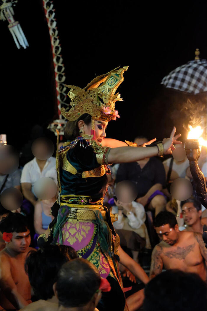 ケチャダンスの舞台には、50人以上の男性や少年たちが円形に座り、伝統的なサロンを身につけています