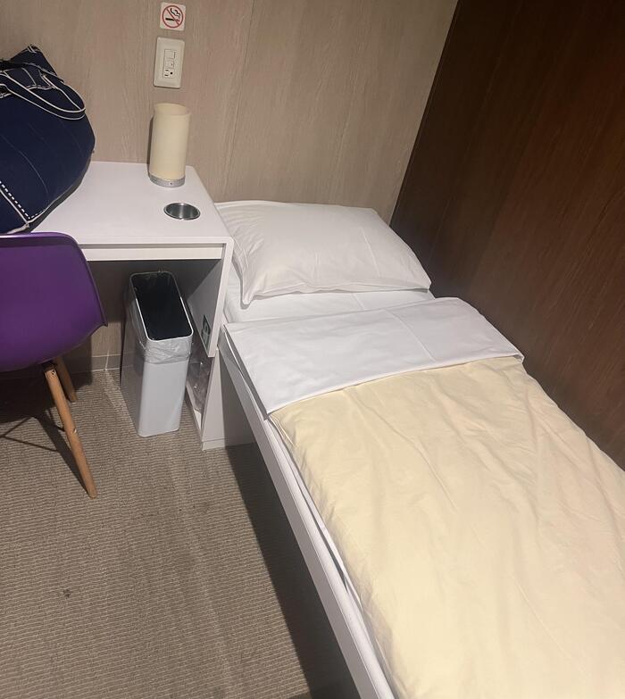 ＜行きは個室が取れました。狭い部屋ですが、テーブルと椅子、ベッドもあります＞