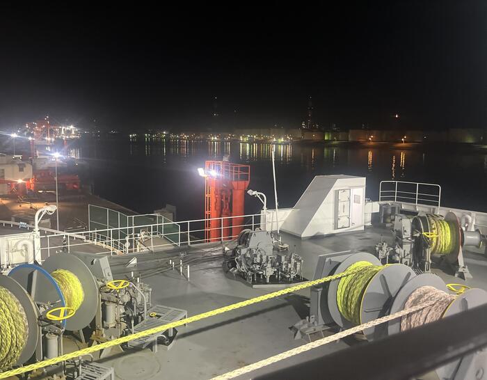 ＜出航前の苫小牧港＞