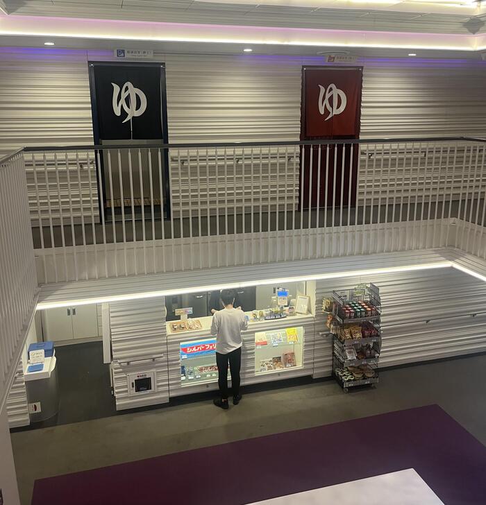 ＜展望風呂の入口。その下にはお土産販売のコーナーが見えます＞