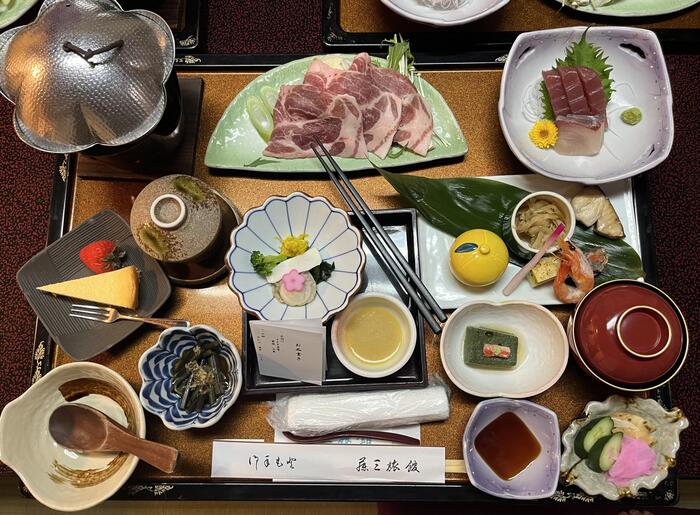 ＜宿泊した私たちの食べきれないほどの夕食＞