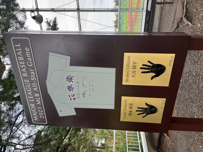 ＜私たちも彼らの手形に手を合わせて大きさを確認していました＞