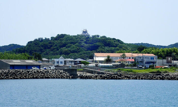 ＜夕日桟橋から見える館山城＞