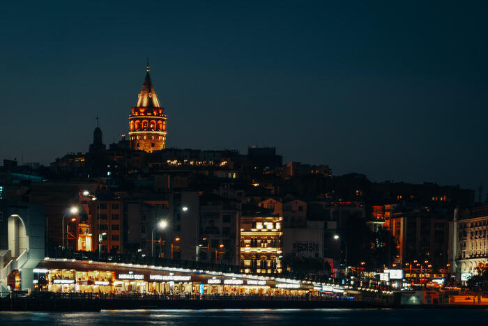 ＜ガラタ橋、高架下には洒落た飲食店が並ぶ＞