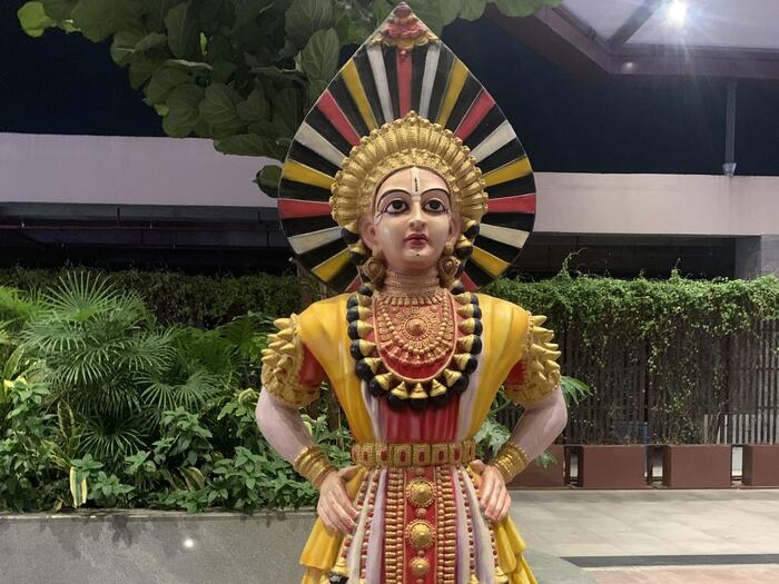 伝統的なランプやアート作品、南インド文化をモチーフにした装飾