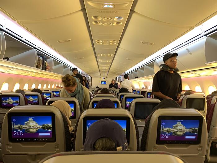 各席にディスプレイ