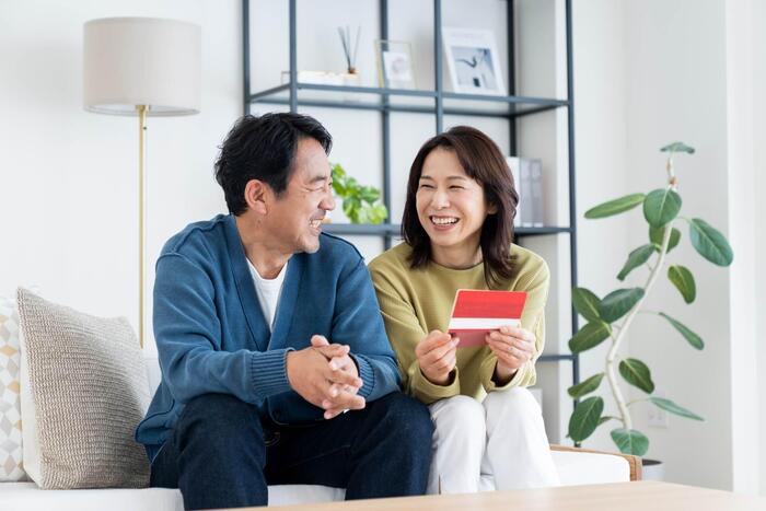 通帳を開く笑顔の夫婦