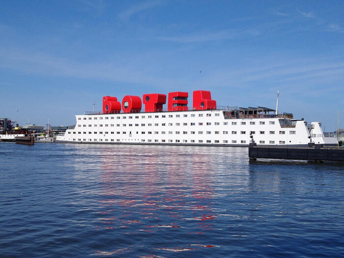 港に係留された船を改装した水上に浮かぶホテル