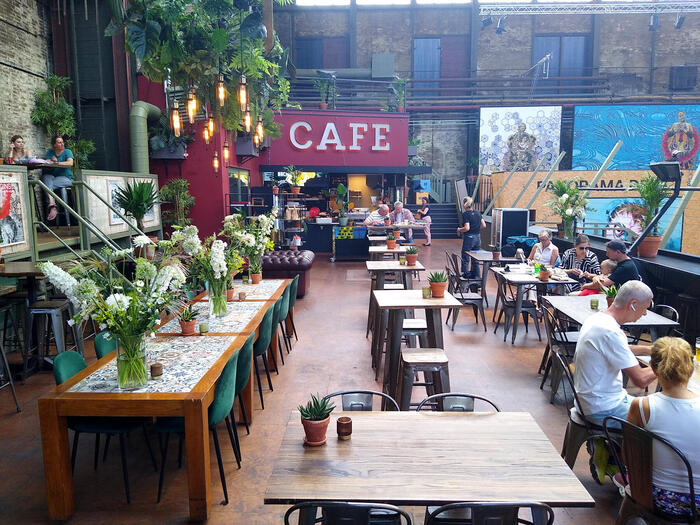 展示スペースを見渡せるカフェ