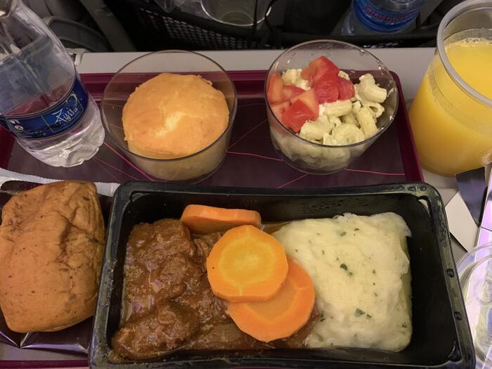 機内食　ドリンクやビーフ＆マッシュポテト