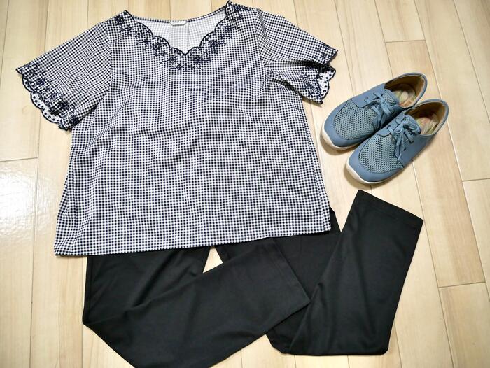 服とスニーカー