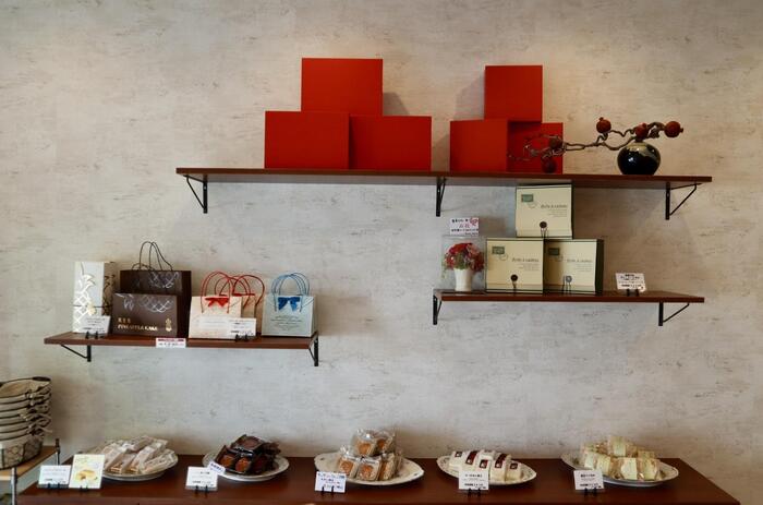 中華菓子の商品がきれいに並んだところ