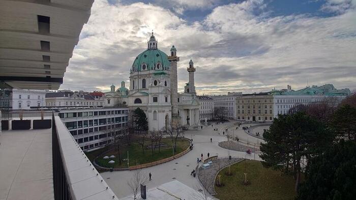 テラスから眺めたカールス教会