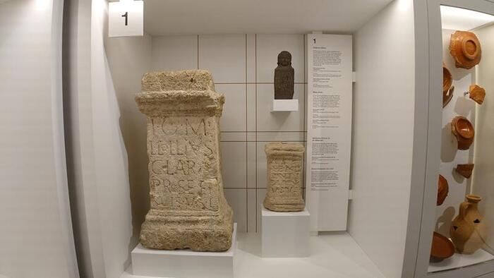 ラテン語が刻まれたローマ遺跡