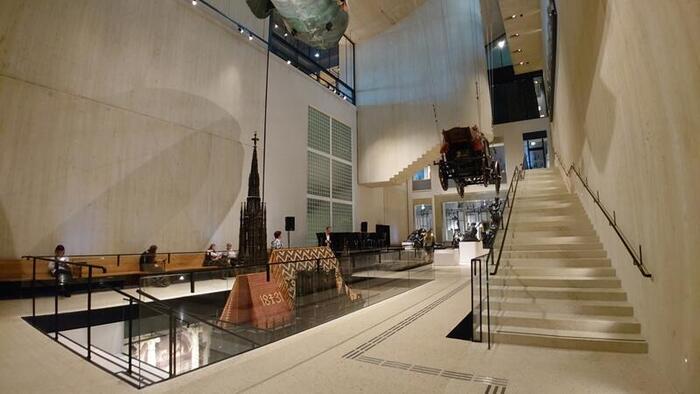 吹き抜けの展示室と巨大なシュテファン大聖堂の模型