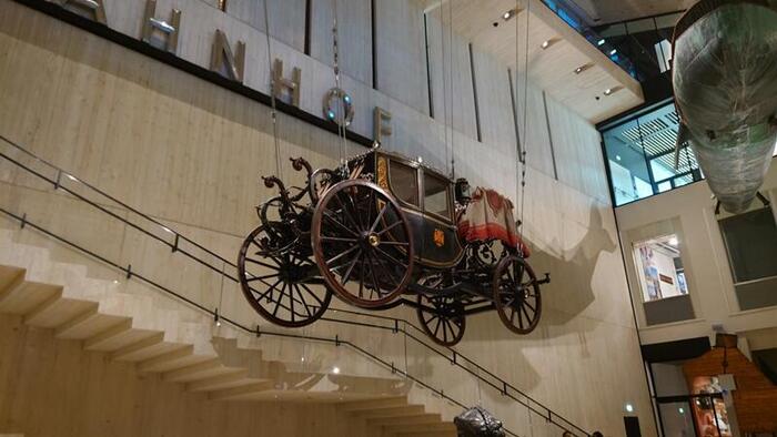 宙に浮かぶ豪華馬車