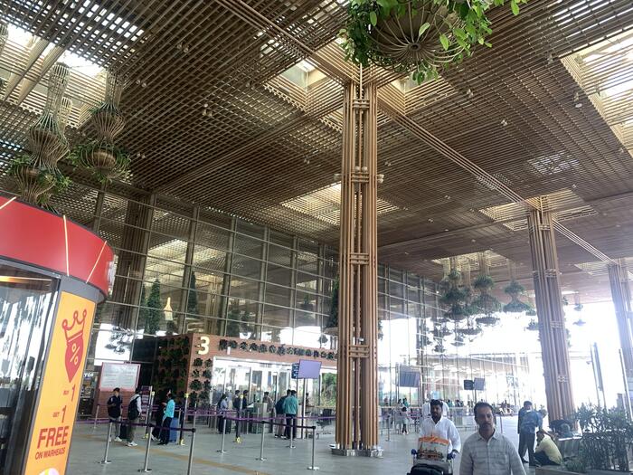 ケンペゴウダ空港内