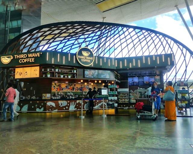ケンペゴウダ空港の周りには、地元のコーヒーやスパイスティーを味わえるカフェ