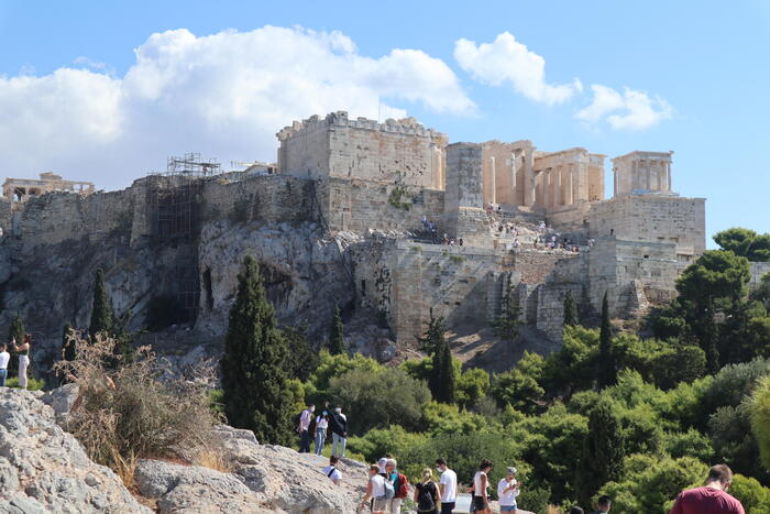 ＜アレオスパゴスから眺めるアクロポリスの丘のアテナ・ニケ神殿とプロピレア＞