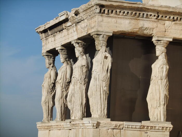 ＜エレクティオンは多数の神を祀る神殿、彫刻の1体は大英博物館蔵＞